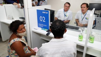 Presidente Jair Bolsonaro ao lado do presidente da Caixa, Pedro Guimares, durante visita  agncia-barco da Caixa na Ilha do Maraj (PA) Imagem: Alan Santos/PR