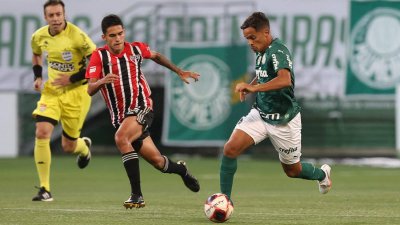 Disputa de bola durante a partida desta noite. (Foto: Cesar Greco)