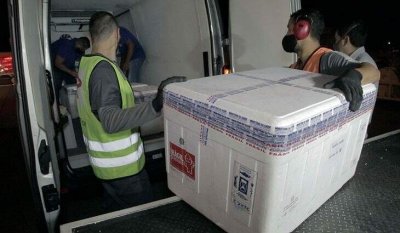 Doses da vacina contra a covid-19 chegando no aeroporto de Campo Grande. (Foto: SES)