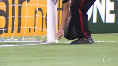 Funcionrio do Atltico-GO joga sal grosso no campo antes da partida contra o Atltico-MG Imagem: Reproduo/TV Globo...
